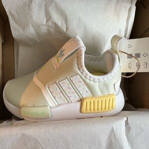 NWTG- Adidas toddler sneakers size 4